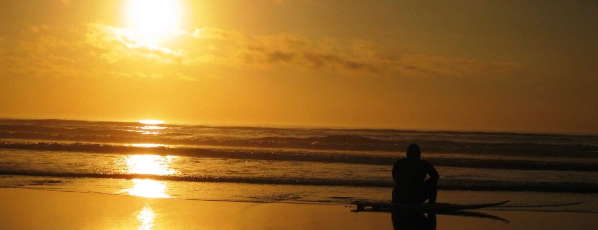 Surf et coucher de soleil au Portugal.