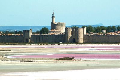 Vue des remparts d'Aigues-Mortes en Camargue.