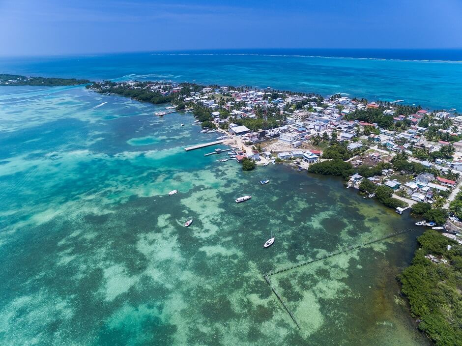 Vue aérienne d'une plage au Belize.