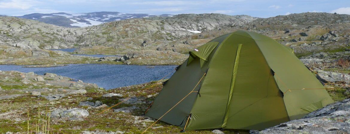 Vue d'une tente dans les montagnes de Norvège.