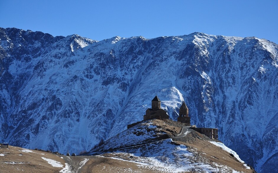 Vue d'une église et des montagnes de Géorgie dans le Caucase.