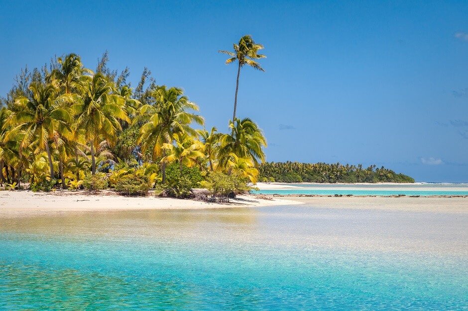 Vue d'une plage aux îles Cook dans l'océan Pacifique.