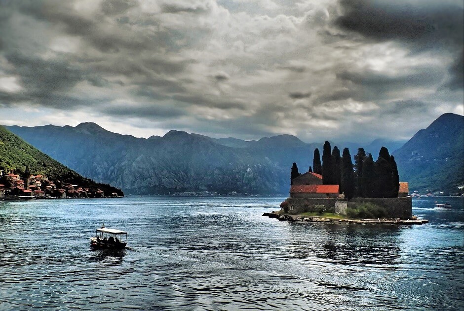 Vue d'un lac au Montenegro.