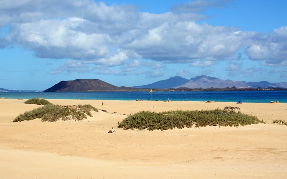 Vue d'une plage sur l'île de Fuerteventura aux Canaries en Espagne.