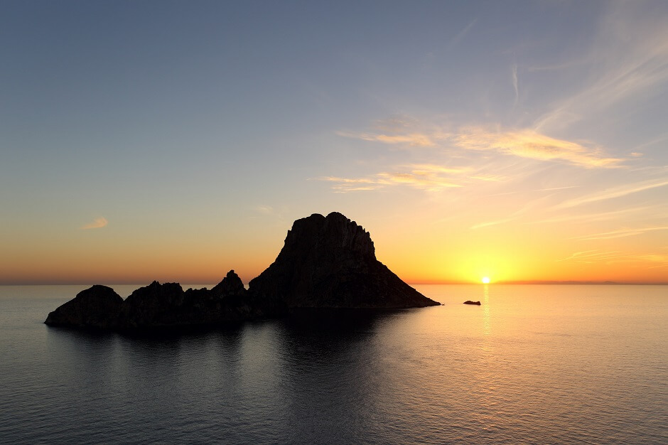 Coucher de soleil sur le rocher d’Es Vedra, à Ibiza aux Baléares en Espagne.