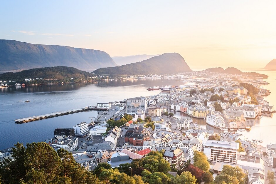 Vue aérienne de la ville d'Ålesund en Norvège.