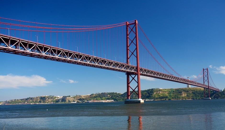 Vue du pont du 25 Avril à Lisbonne au Portugal.