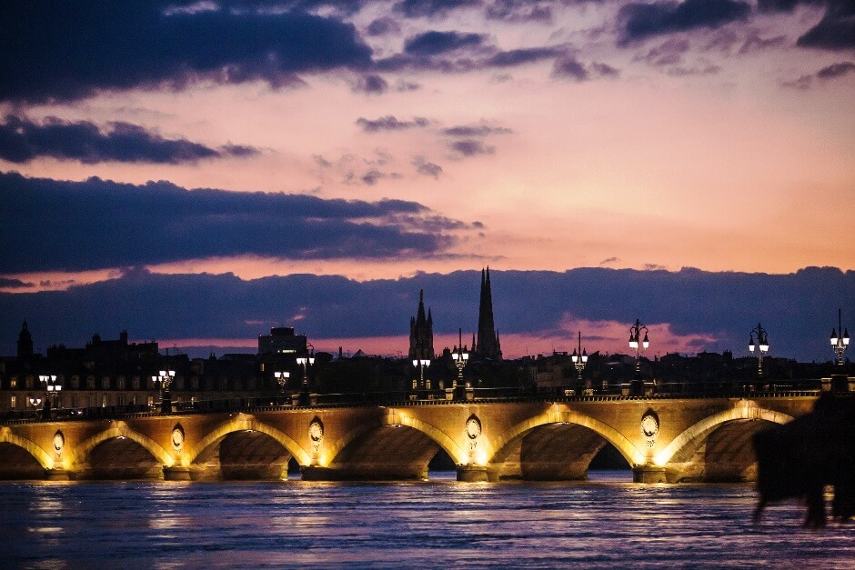 Vue de Bordeaux au soleil couchant.