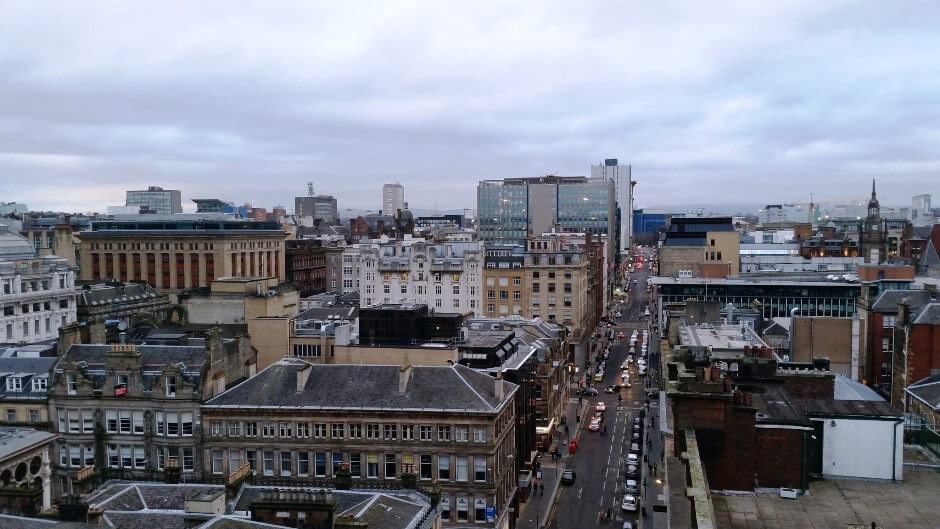 Vue d'une avenue à Glasgow en Ecosse.