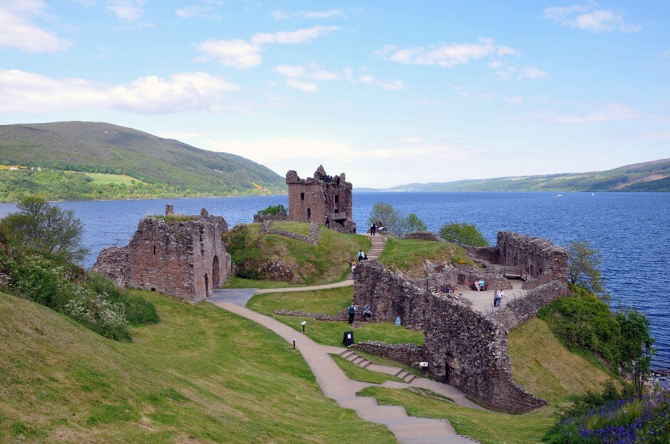 Vue du lac du Loch Ness en Ecosse.