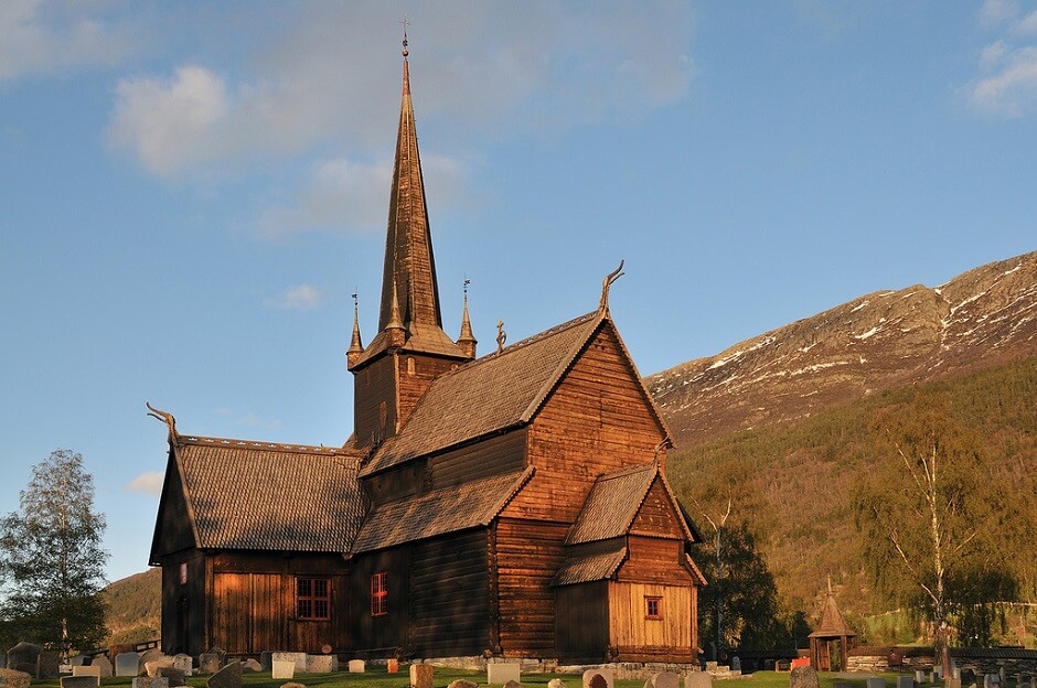 Vue de l'église de bois de Lom en Norvège.