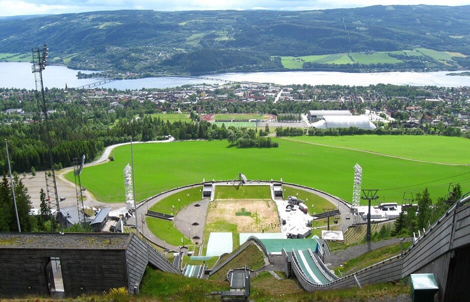 Vue du tremplin de saut à ski de Lillehammer en Norvège.