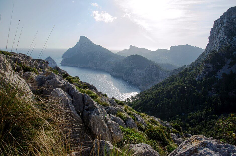 Vue d'un cap plongeant dans la mer à Majorque.