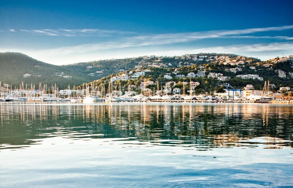 Vue d'un port depuis la mer à Majorque.