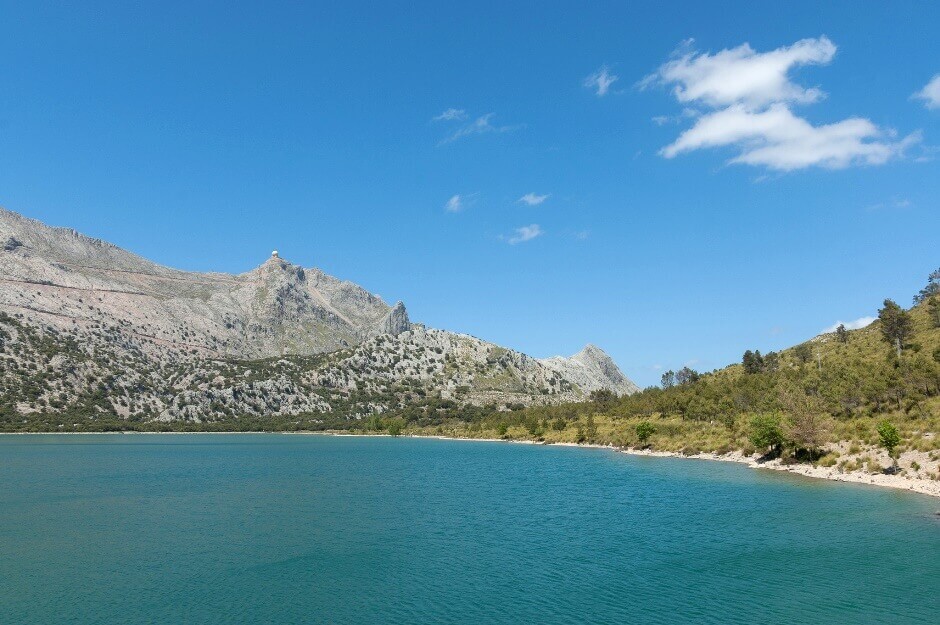 Vue d'une montagne se reflétant dans un lac à Majorque.