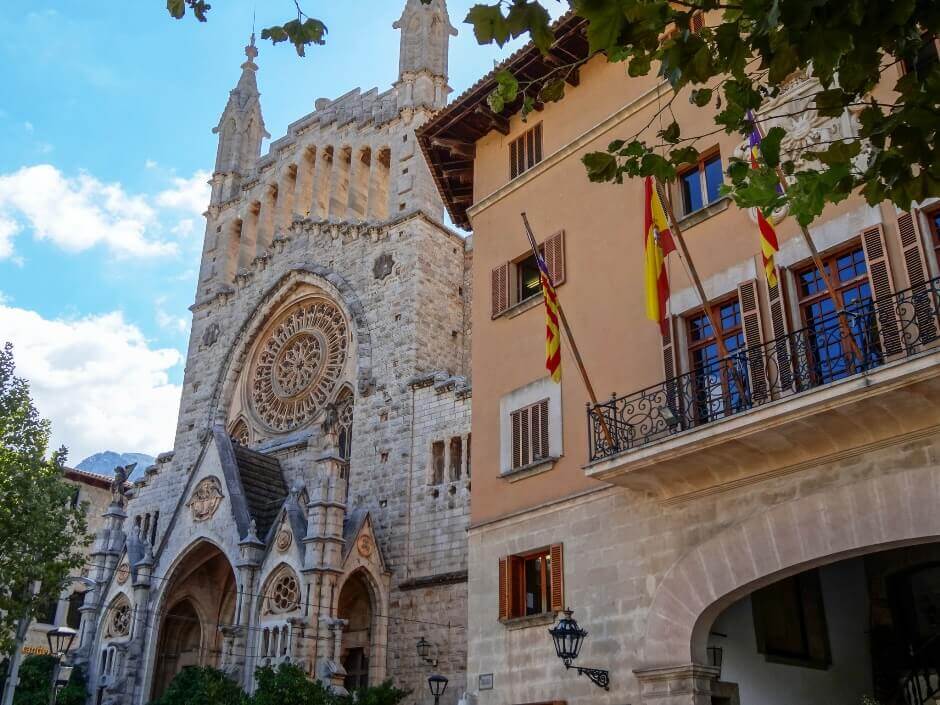 Une église et une vieille maison à Majorque.