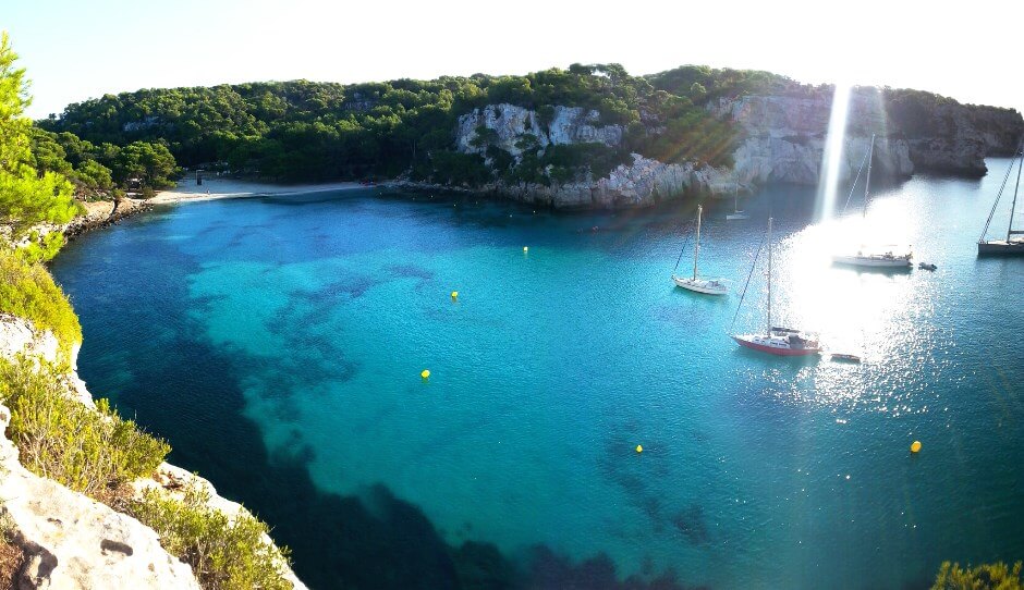 Vue d'une baie sur l'île de Minorque aux Baléares.