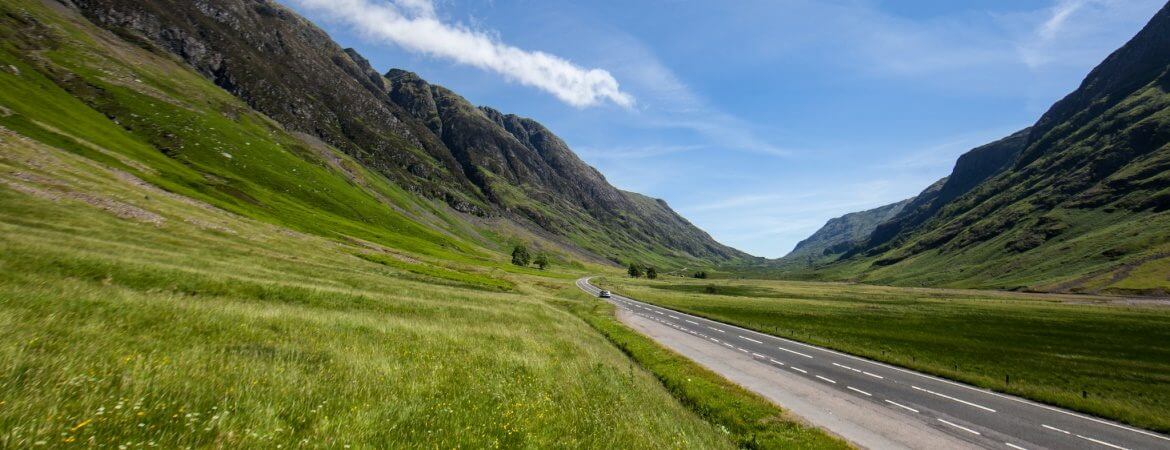 Vue d'une route entre deux collines en Ecosse.