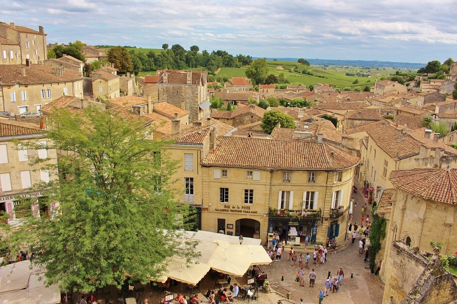 Vue d'une place du village de Saint-Emilion.