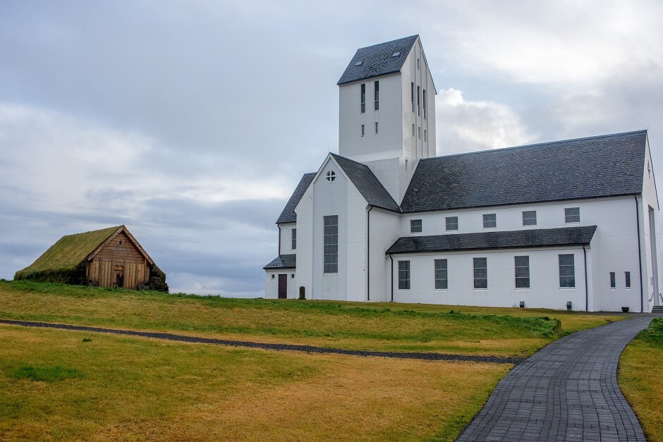 Vue de l'église de Skálholt en Islande.