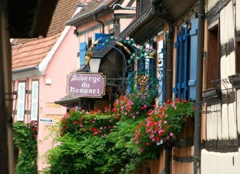 Une rue dans un village alsacien.