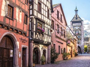 Une rue de Riquewihr en Alsace.