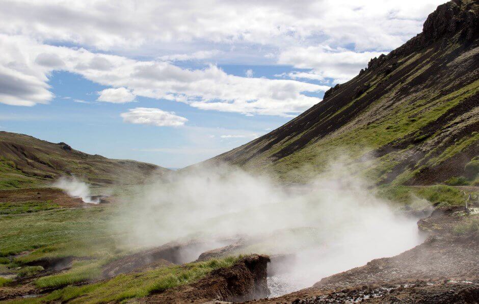 Vue des sources d'eau chaude de Reykjadalur en Islande.