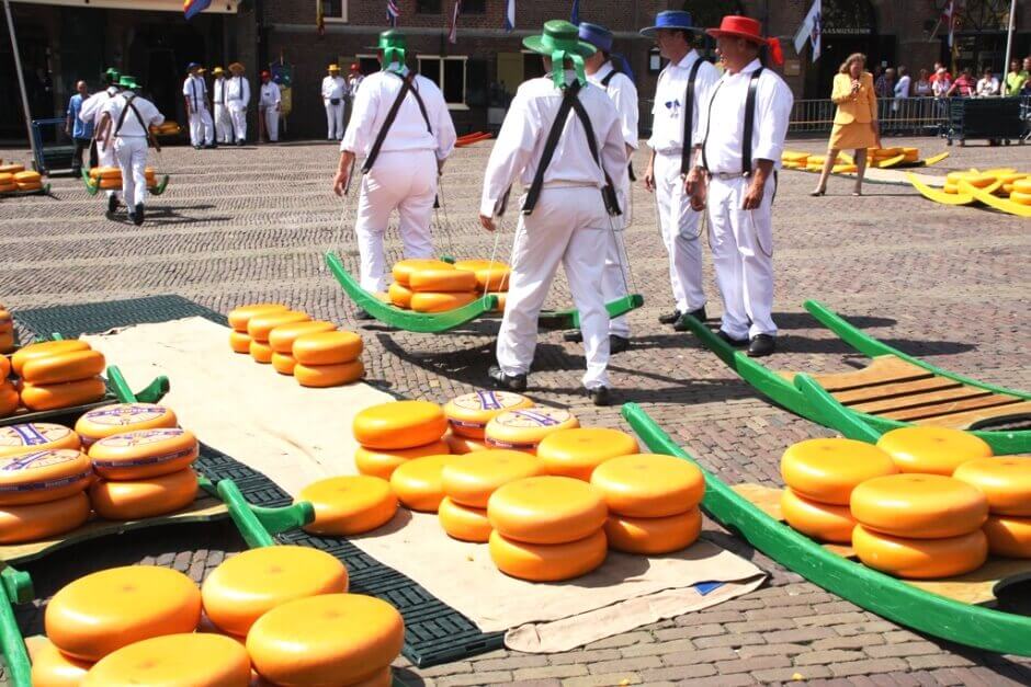 Porteurs de fromages au marché d'Alkmaar.