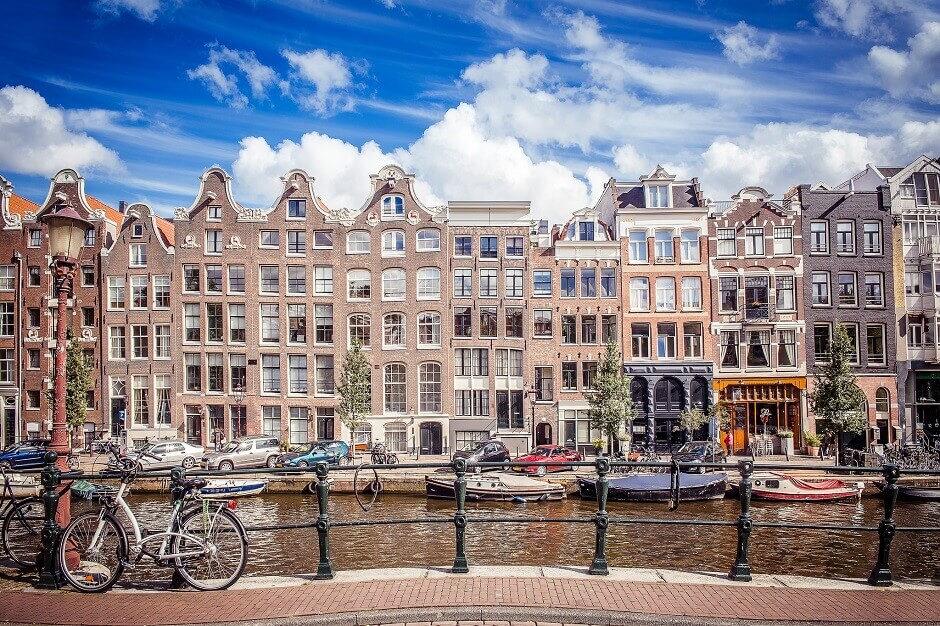 Vue des vieilles maisons d'Amsterdam au bord d'un canal.