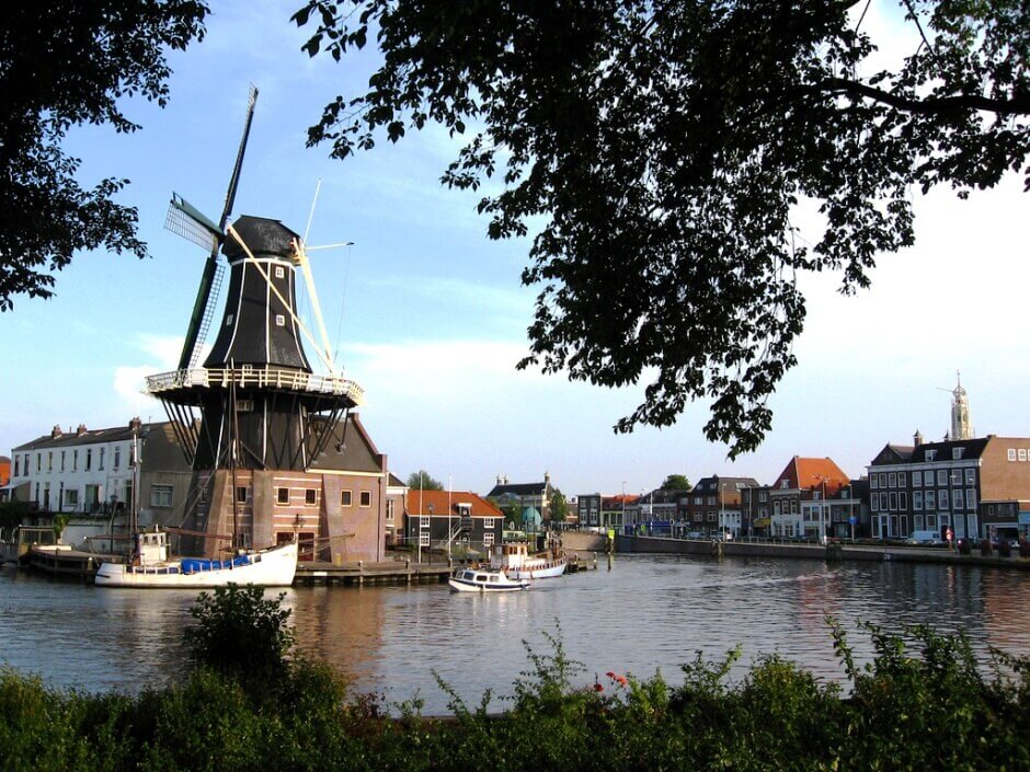 Un port et un moulin à vent dans la ville de Haarlem.