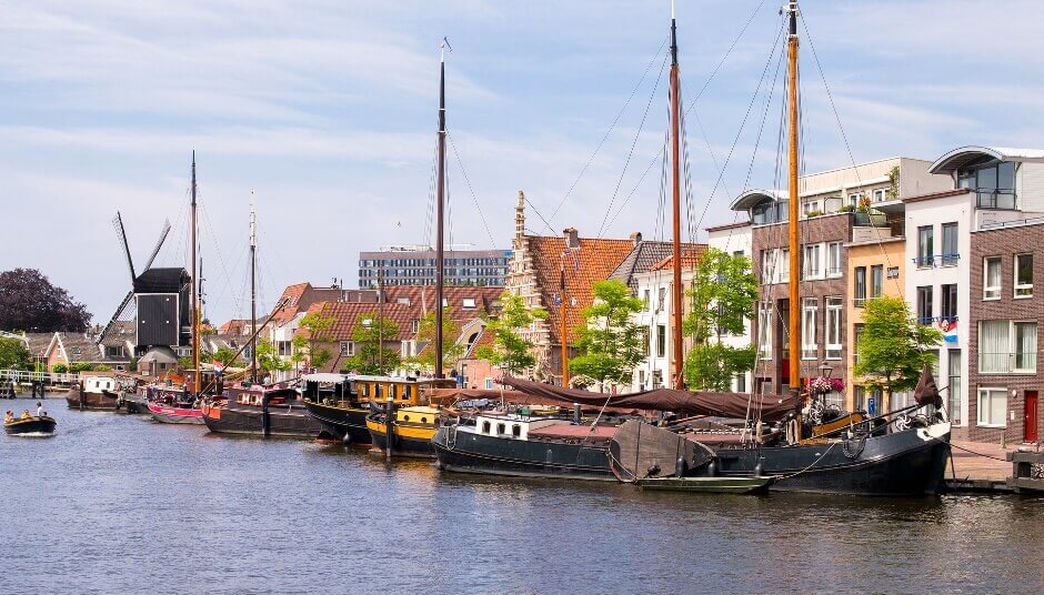 Un petit port dans la ville hollandaise de Leiden.