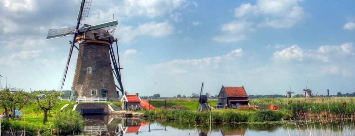 Des moulins au bord de l'eau dans la campagne hollandaise.