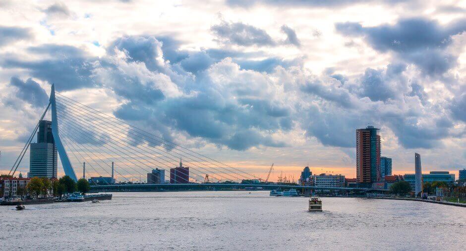 Vue d'un grand pont au soleil couchant à Rotterdam.