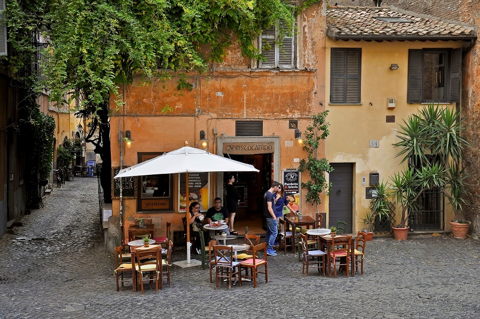 Vue de la terrasse d'un petit café à Rome.