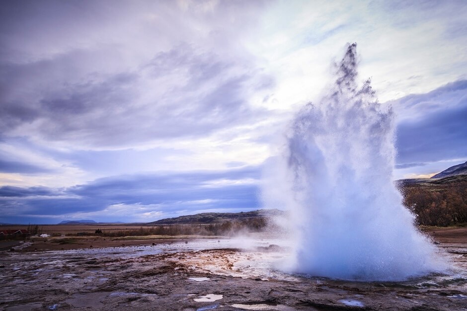 Vue du geyser de Strokkur en Islande.