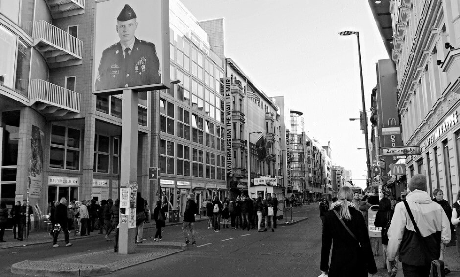 Vue de Check Point Charlie à Berlin en Allemagne.