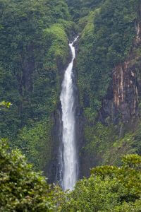 Vue d'une cascade à la Guadeloupe.