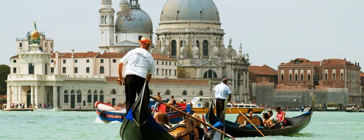 Gondole sur un canal à Venise en Italie.