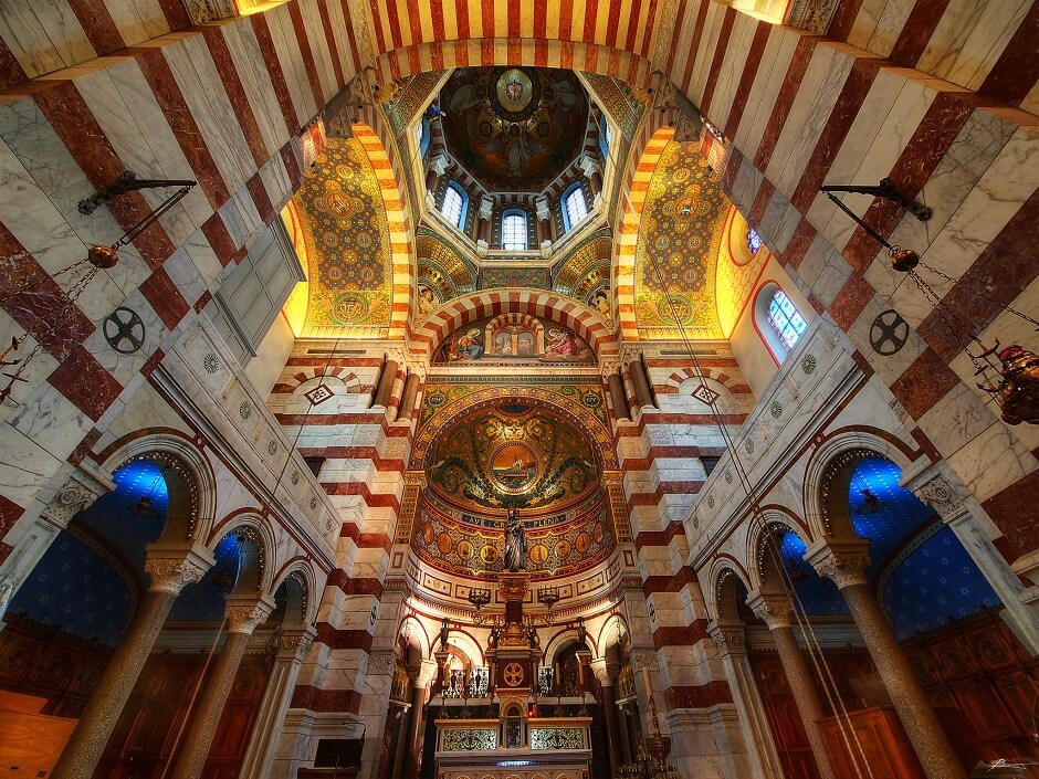 Vue de l'intérieur de Notre-Dame-de-la-Garde à Marseille.