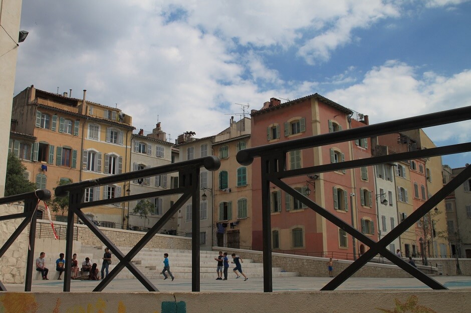 Vue d'une place dans un quartier de Marseille.