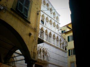 Vue d'une rue à Pise en Italie.