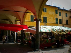 Vue d'une place et d'un marché à Pise en Italie.