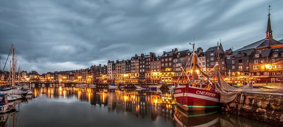 Vue du port de Honfleur en Normandie.