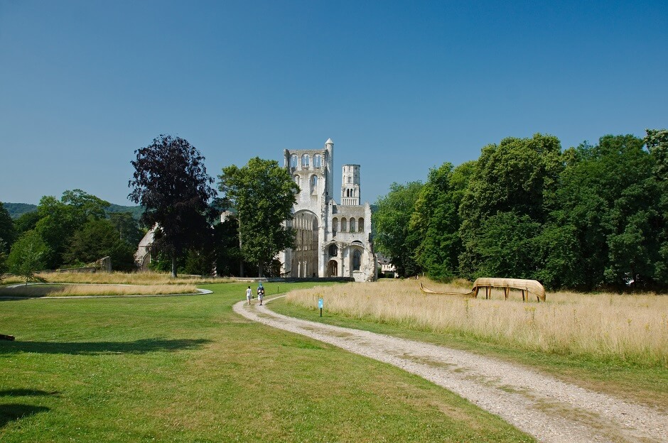 Vue des ruines de l'abbaye de Jumièges en Normandie.