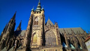 vue de côté de la cathédrale Saint-Guy Prague