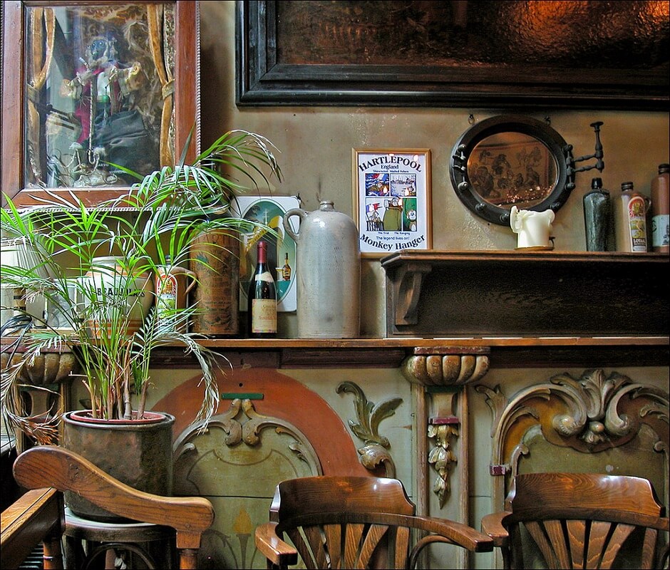 Vue d'un vieux café à Amsterdam.