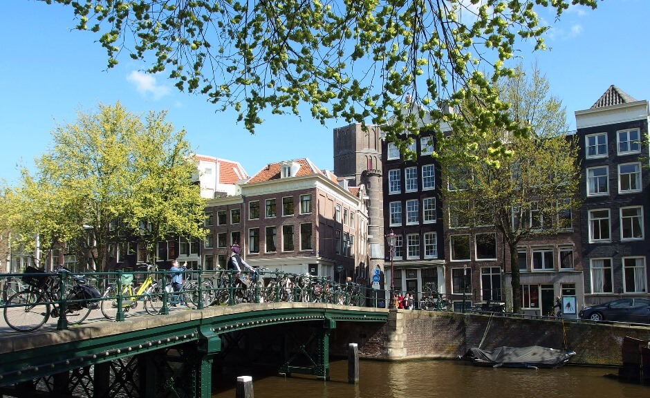 Vue d'un quai à Amsterdam.