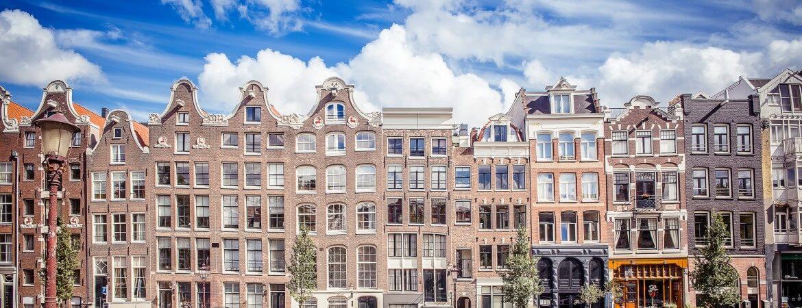 Vue de façades de maisons à Amsterdam.