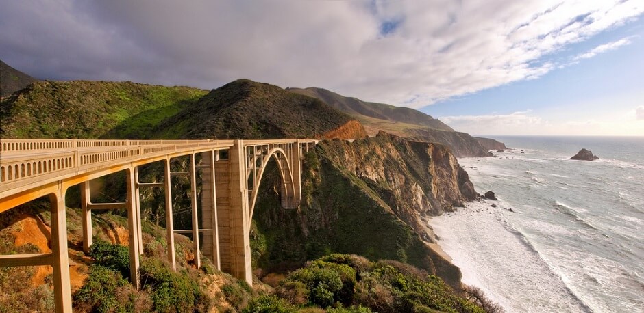 Vue d'un pont sur la côte paciifique en Californie aux USA.