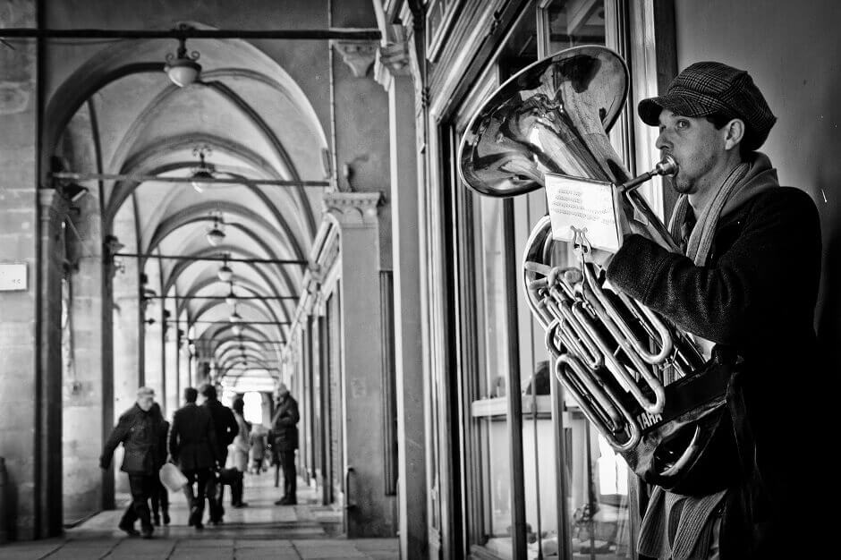 Un musicien joue dans une rue de Bologne.